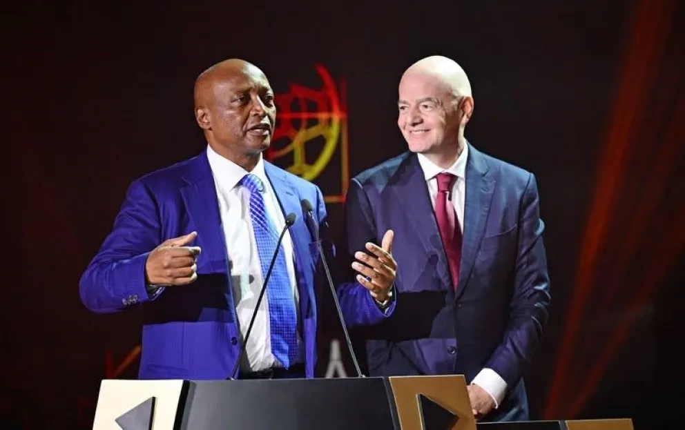 Patrice Motsepe (izq.), presidente de la Confederación Africana, junto a Gianni Infantino, tiktular de la FIFA.