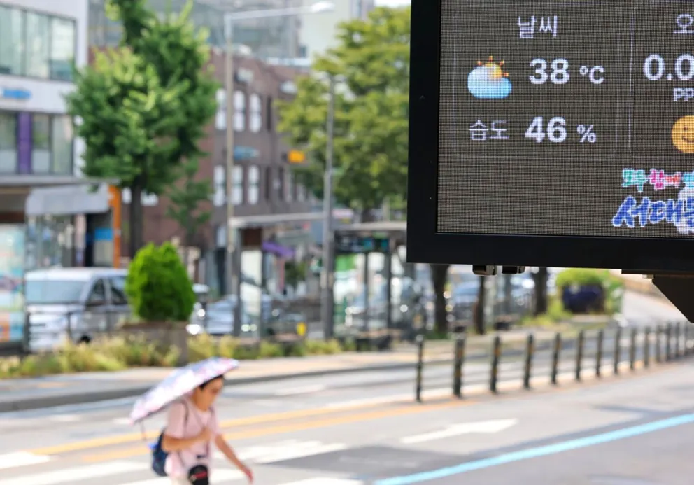 Imagen de un pantalla donde se ve las altas temperaturas al sur de Corea. Foto: EFE