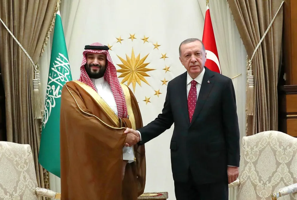 Imagen de archivo del presidente turco Recep Tayyip Erdogan (d) y el príncipe heredero saudí Mohammed bin Salman (i) durante una reunión en Ankara, Turquía. Foto: EFE