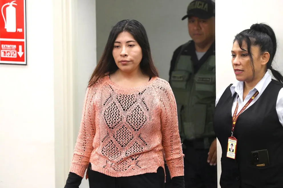 Archivo, la exprimera ministra de Pedro Castillo Betssy Chávez (i) ingresa a la sala de audiencia en la Dirección Nacional de Operaciones Especiales de la Policía Nacional de Perú (DINOES), en Lima. Foto: EFE