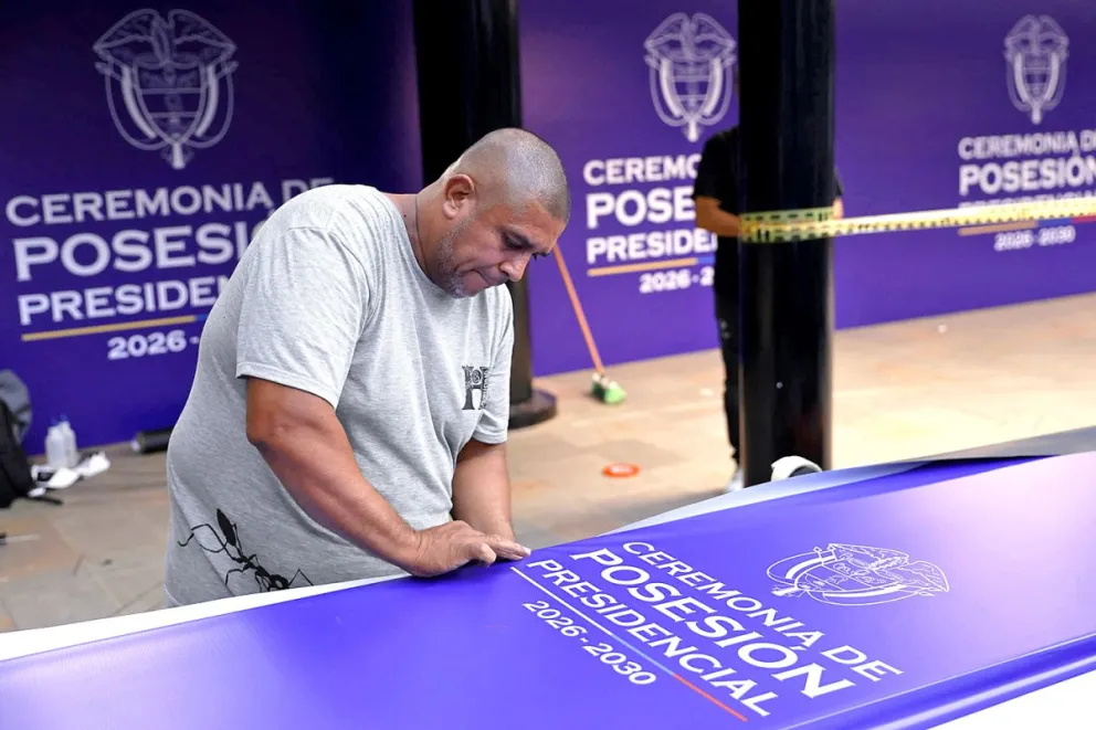 Personas trabajan en los últimos detalles previo a la transmisión de mando presidencial, este jueves en la universidad Santiago de Cali, en Cali (Colombia). Foto: EFE