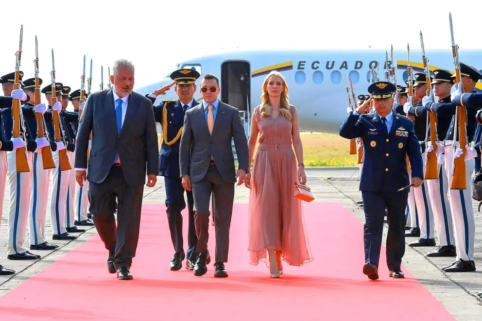 Presidente de Ecuador, Daniel Noboa (c-i), caminando junto a su esposa, Lavina Valbonesi (2-d), a su llegada para asistir a la investidura del presidente electo de Colombia, Abelardo de la Espriella. Foto: EFE