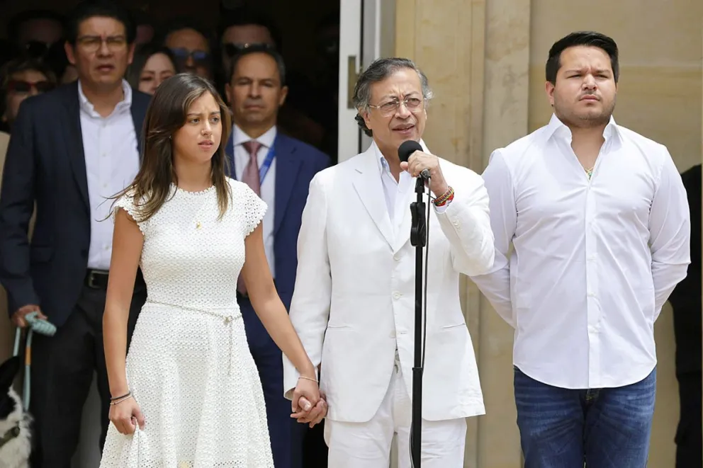 El presidente saliente de Colombia (c), Gustavo Petro, habla en un acto solemne con el que pone fin a su mandato de cuatro años este viernes, en la Casa de Nariño, en Bogotá (Colombia). Foto: EFE