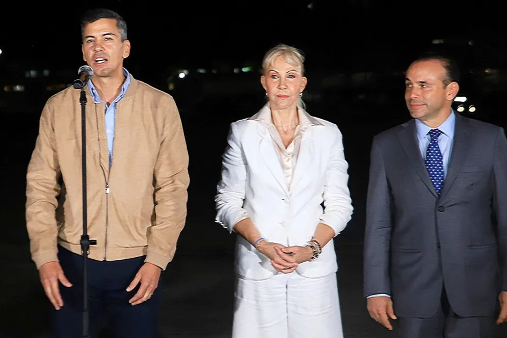 El presidente de Paraguay, Santiago Peña (i), hablando junto a la gobernadora del Valle del Cauca, Dilian Francisca Toro (c), y el alcalde de Cali, Alejandro Eder (d), a su llegada a Colombia. Foto: EFE