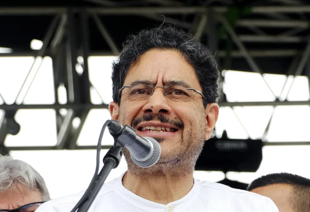 El senador y excandidato presidencial de izquierda Iván Cepeda habla en una manifestación política de desobediencia civil y rechazo a la investidura del presidente electo de Colombia, Abelardo de la Espriella. Foto: EFE