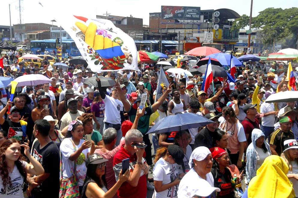 Personas participan en una manifestación en rechazo a la investidura del presidente electo de Colombia, el ultraderechista Abelardo de la Espriella, este viernes en Cali (Colombia). Foto: EFE