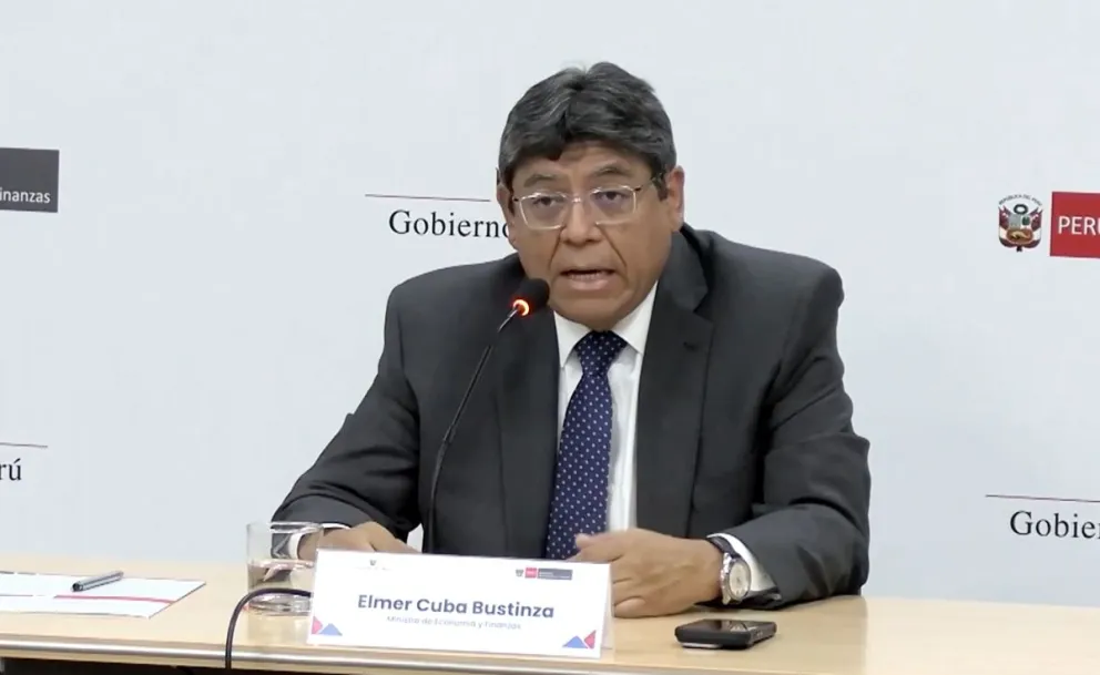 el ministro de Economía, Elmer Cuba informó que el Gobierno de Perú moverá todos los días feriados a los viernes para así potenciar el turismo interno y mejorar la productividad. Foto: EFE