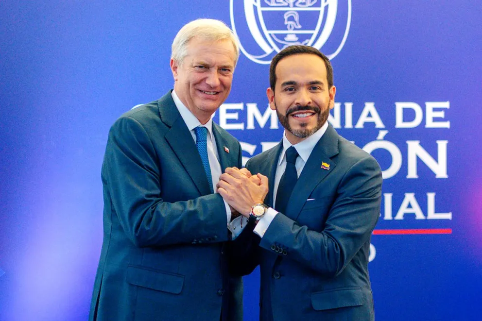 El mandatario José Antonio Kast (i) de Chile, saluda al presidente electo de Colombia, Abelardo de la Espriella, durante una reunión bilateral, en Cali (Colombia). Foto: EFE