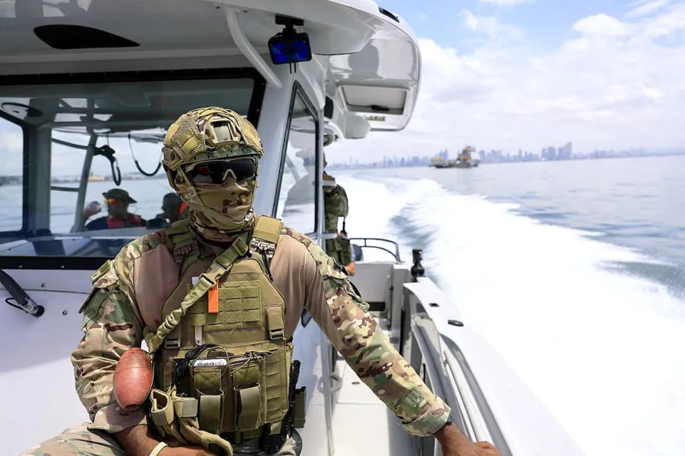 Integrantes de las Fuerzas especiales de Argentina, EE.UU. Panamá y Perú navegan durante una operación de asalto a un buque en manos de terroristas que tienen como objetivo el Canal de Panamá. Foto: EFE