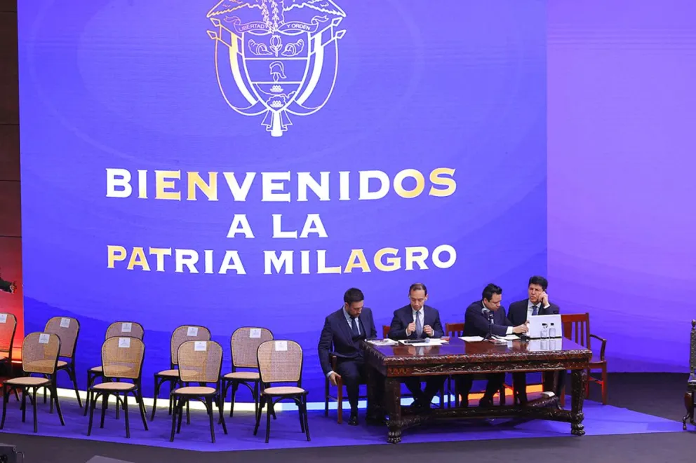Personas asisten a la ceremonia de investidura del presidente electo de Colombia, Abelardo de la Espriella, este viernes en Cali (Colombia). Foto: EFE