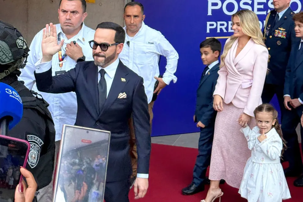 El presidente electo de Colombia, Abelardo de la Espriella (i), llega junto a su esposa Ana Lucía Pineda (d), a la Arena USC para la ceremonia de investidura en Cali (Colombia). Foto: EFE