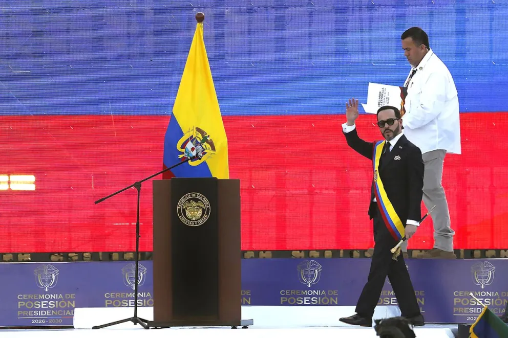 El presidente de Colombia, Abelardo de la Espriella (d), saluda a su llegada al Cantón Militar Pichincha tras jurar como presidente de Colombia para el periodo 2026-2030 en Cali (Colombia). Foto: EFE