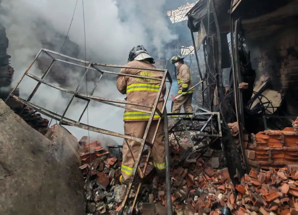 Bomberos trabajan en apagar el fuego en el lugar. Foto: Gobernación 