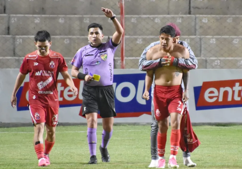 Gustavo Peredo (der.) y sus compañeros celebran el gol de la victoria de Guabirá. Foto: Agencia Marka Registrada