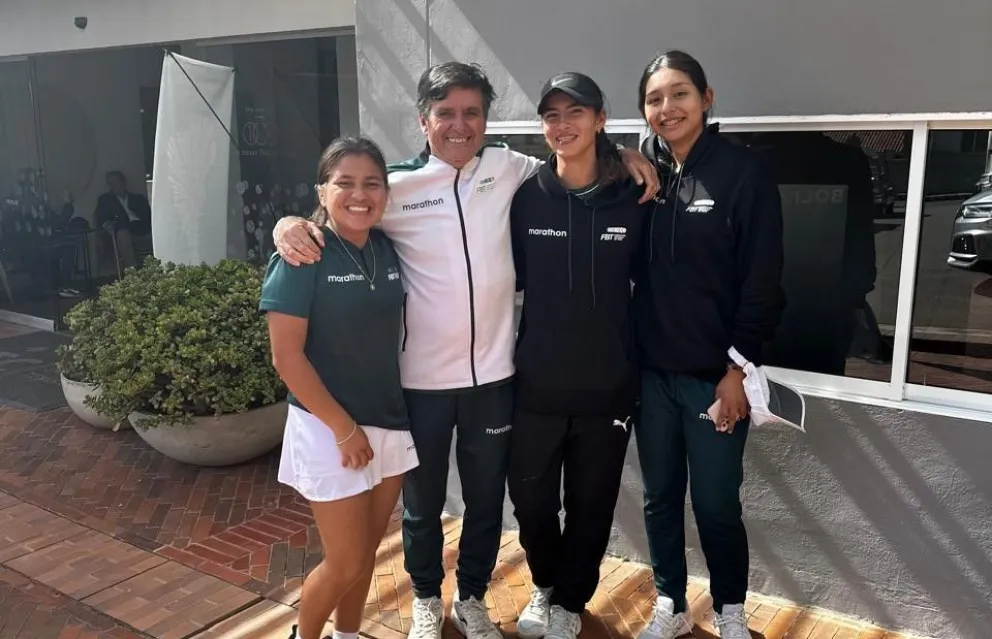 El equipo femenino de Bolivia que participa en el Sudamericano de Bogotá. Crédito: FBT