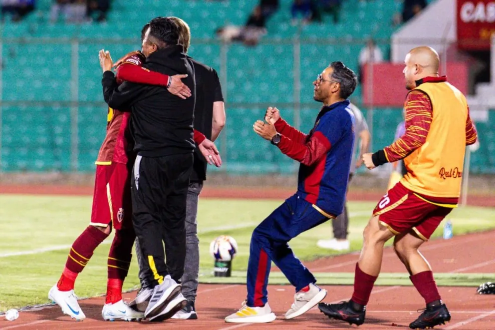 Jugadores y cuerpo técnico de Real Oruro festejan su victoria. Foto: Agencia Marka Registrada