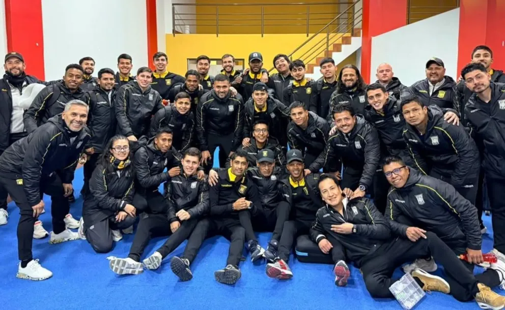 Jugadores, cuerpo técnico y dirigentes del Tigre después de la victoria en Potosí. Foto: Club The Strongest