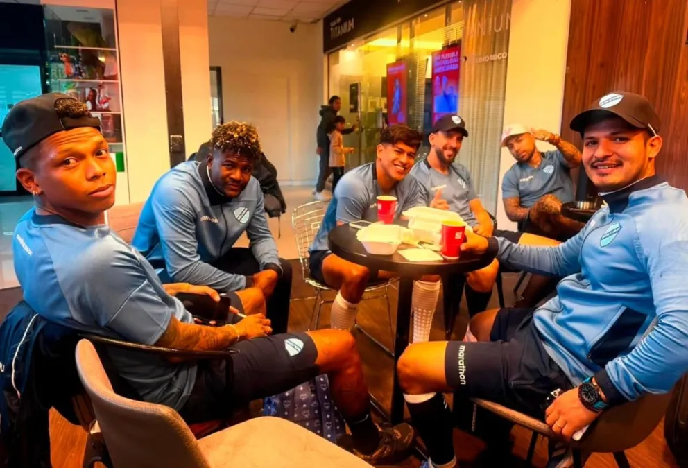 Jugadores de la Academia en el aeropuerto de El Alto, antes de viajar a Cochabamba. Foto: Club Bolívar