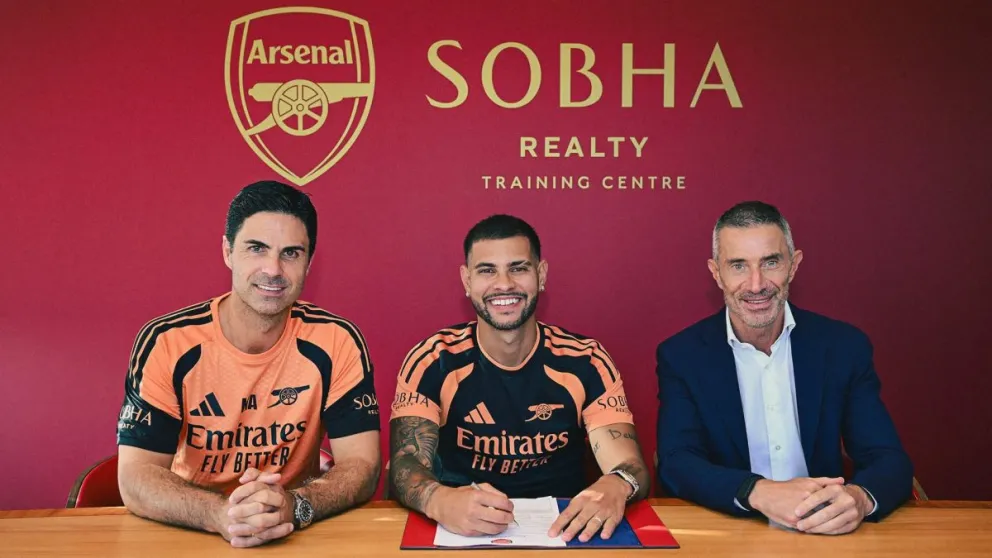 Guimaraes (centro) durante la firma de su contrato. Foto: Arsenal.