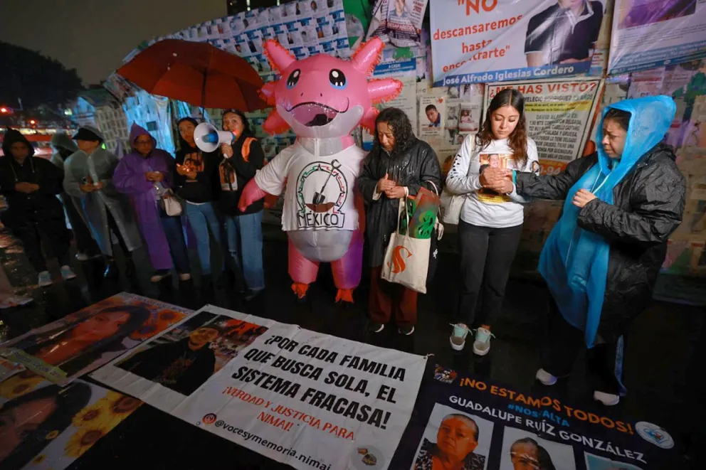 Familiares y amigos de personas desaparecidas participan en una manifestación y caminata bajo la lluvia para exigir a las autoridades mexicanas la búsqueda de sus seres queridos. Foto: EFE