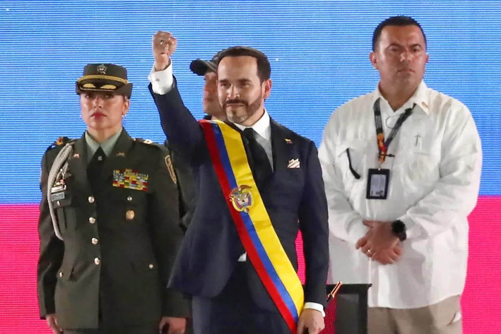 El presidente de Colombia, Abelardo de la Espriella, saluda con el puño en alto luego de pronunciar un discurso este 7 de agosto de 2026. Foto: EFE