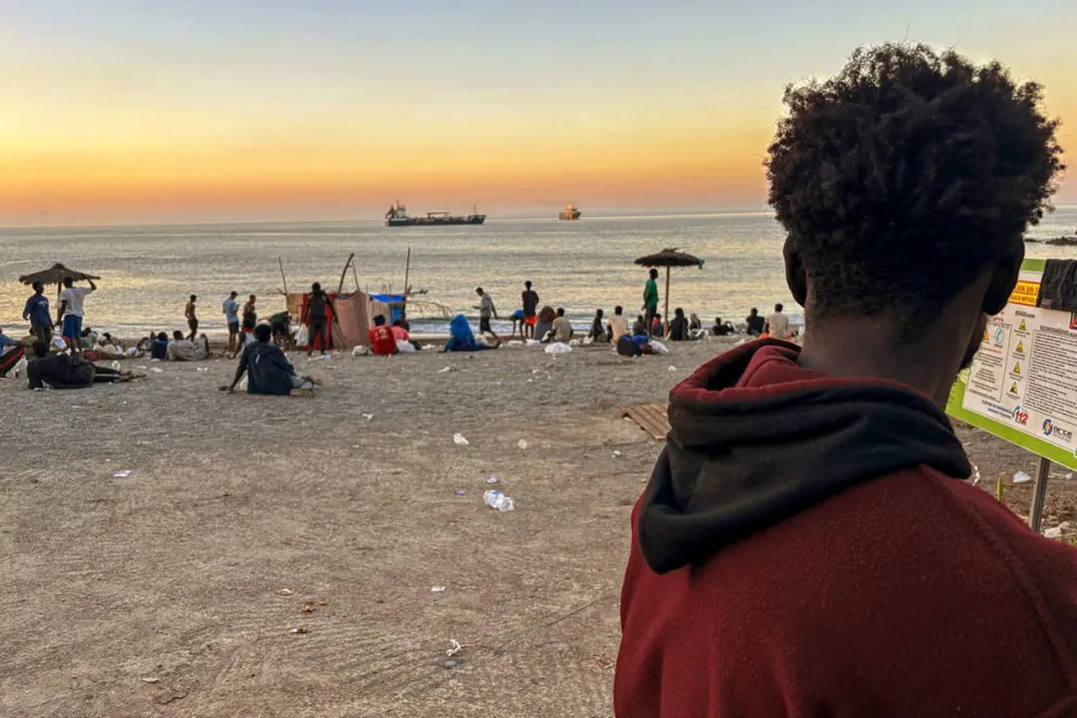 Grupos de personas migrantes en la playa El trampolín de la ciudad española de Ceuta (norte de África). Foto: EFE