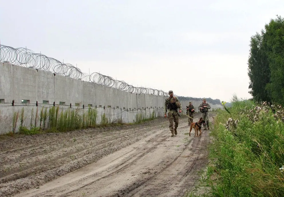 Tropas ucranianas patrulla la frontera entre Ucrania y Bielorrusia, lo que antes era una franja de arena sin fortificaciones, la frontera entre Ucrania y Bielorrusia. Foto: EFE