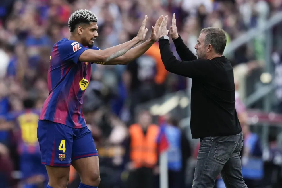 El uruguayo Ronald Araújo (izq.) celebra con el DT del Barcelona, Hansi Flick. Foto: EFE.