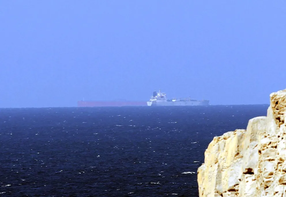 Imagen de archivo de petroleros cruzando el Estrecho de Ormuz, en Omán, antes del conflicto bélico de Estados Unidos e Israel contra Irán. Foto: EFE