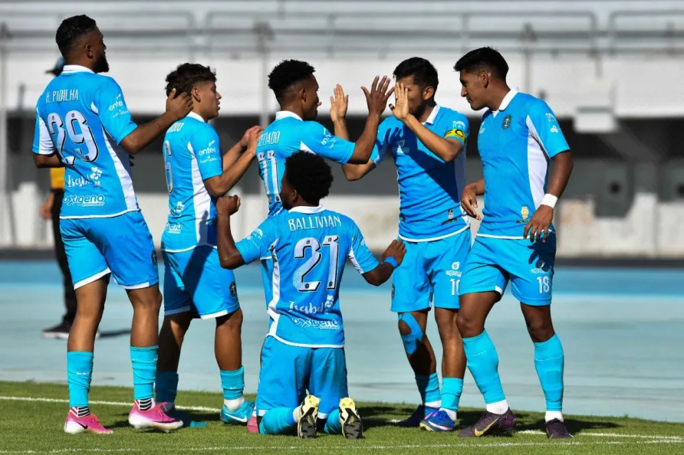 Jugadores de San Antonio festejan el gol de Terrazas. Foto: APG.