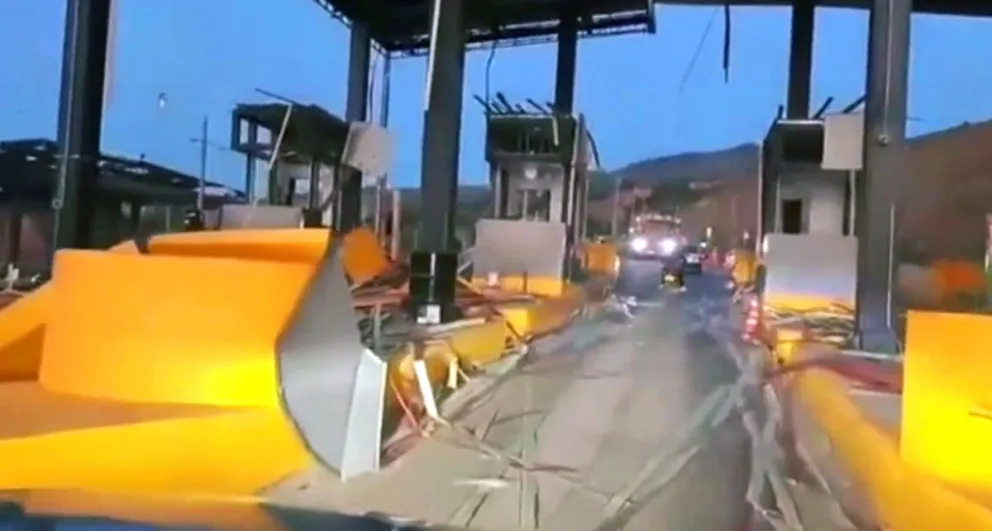 Captura de un video en el que se aprecia el estado en el que quedó un peaje en la Vía Panmericana luego de que fuera atacado con explosivos. Video: EFE