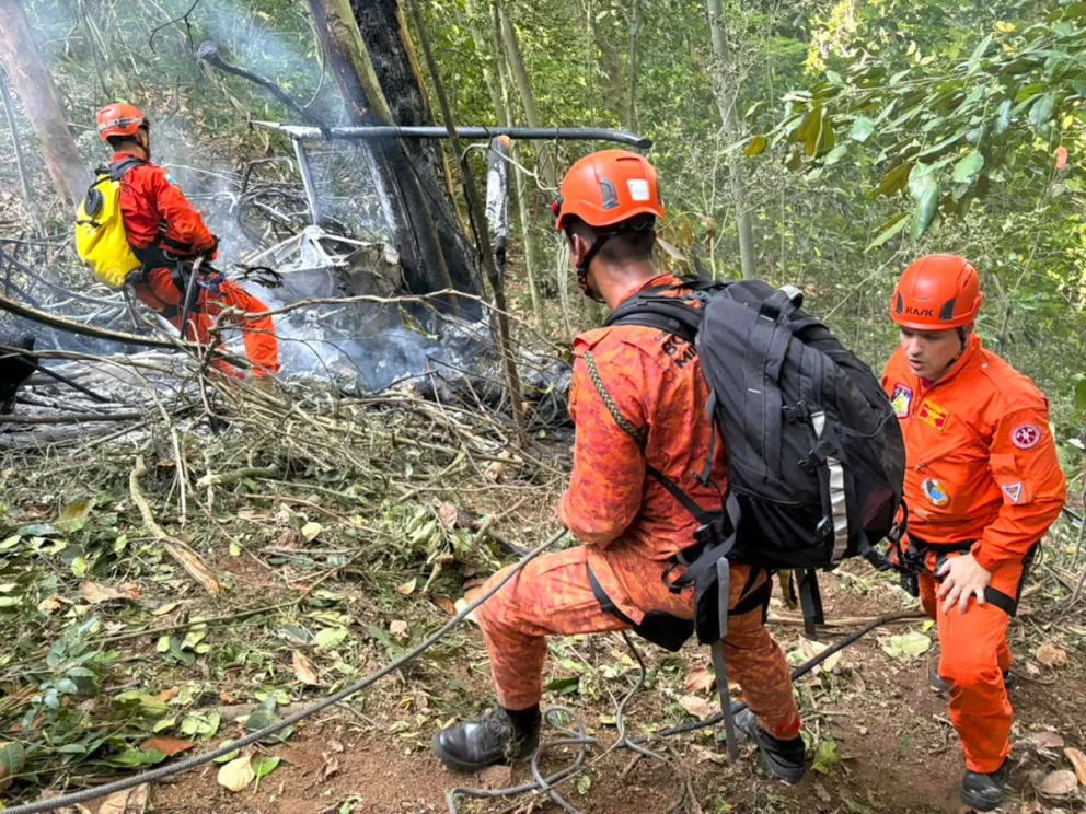 Bomberos trabajan en el lugar donde ocurrió el accidente de un helicóptero este sábado, en el Bosque de Tijuca, en Río de Janeiro. Foto: EFE