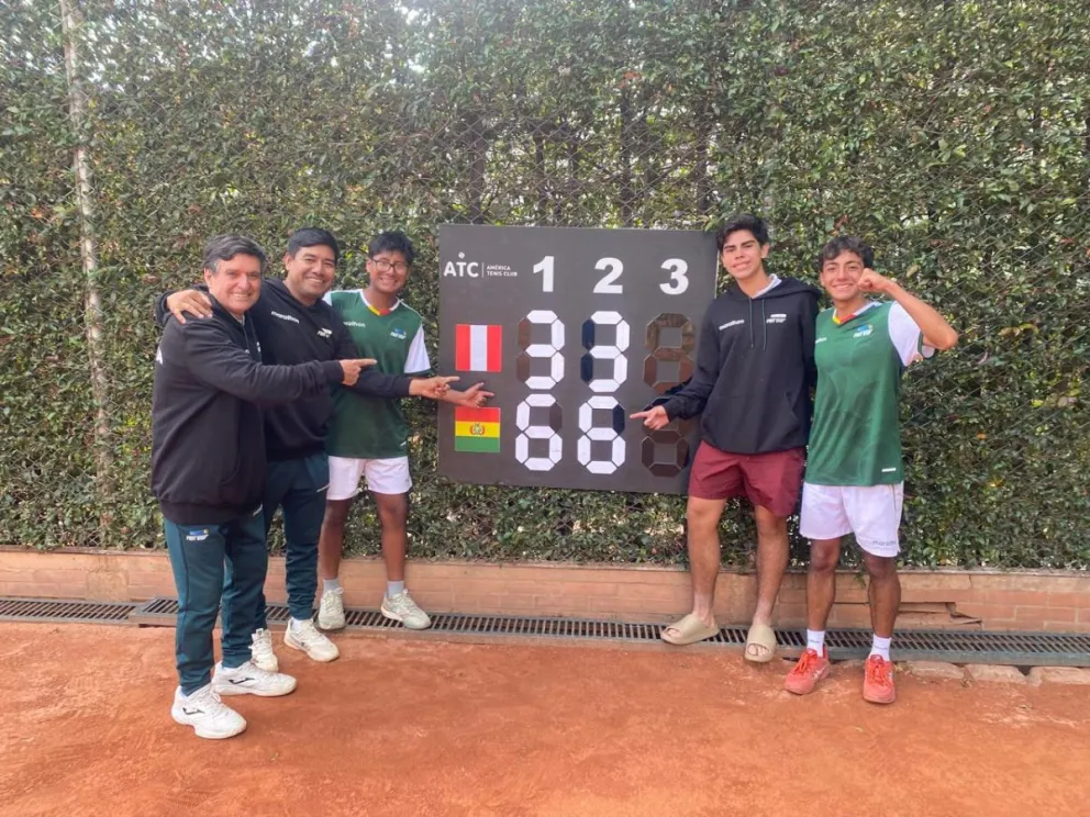 El equipo masculino luego de ganar a Perú. Foto: FBT.