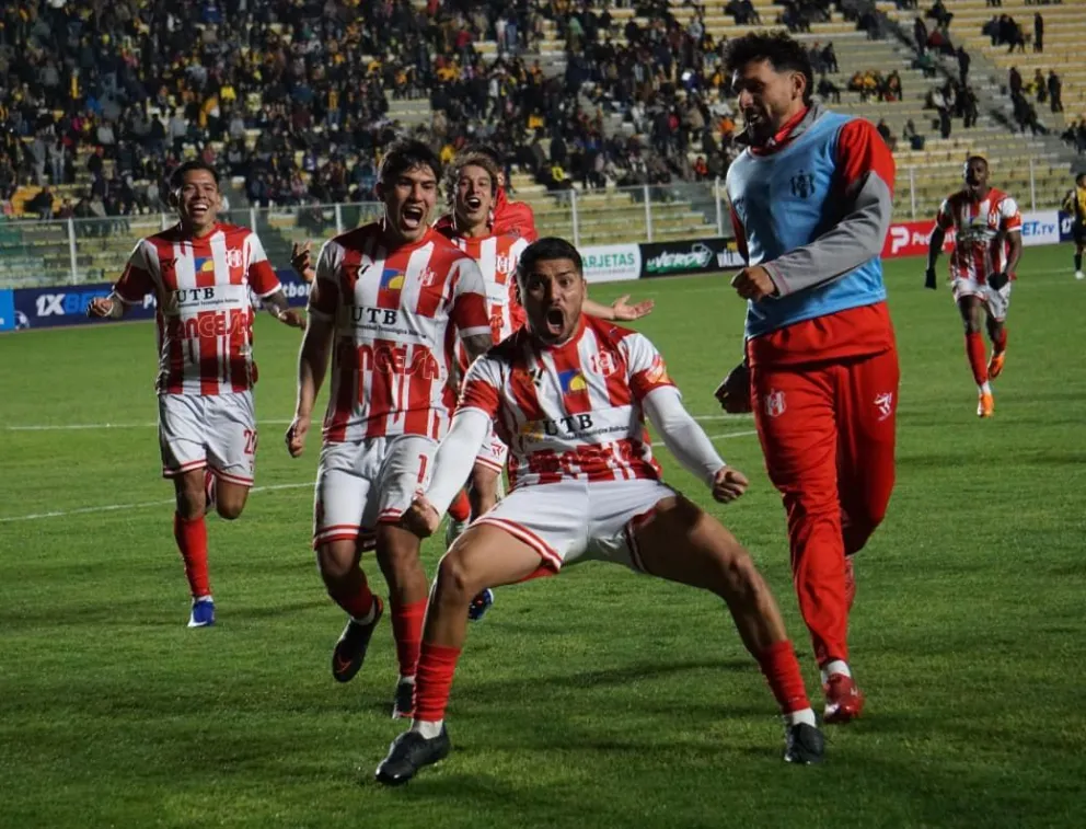 Jugadores de Independiente festejan el gol del triunfo. Foto: APG.