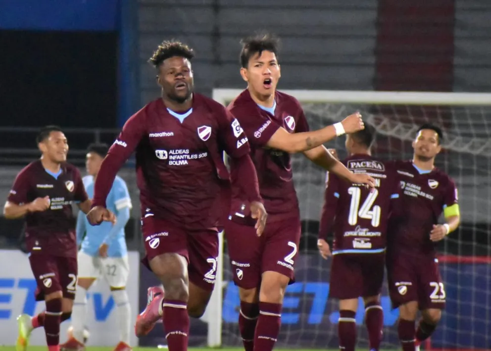 Asprilla festeja uno de sus goles en Cochabamba. Foto: Agencia Marka Registrada.