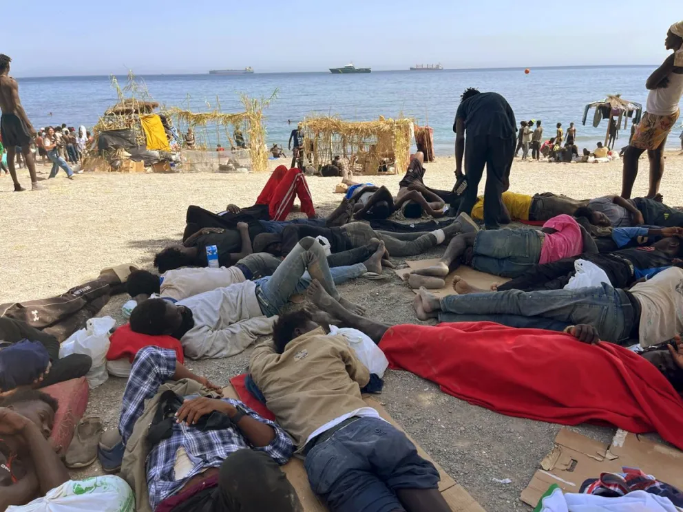Numerosos inmigrantes permanecen en la playa del Trampolín que se ha transformado en un asentamiento desde la entrada masiva registrada en la ciudad española de Ceuta, fronteriza con Marruecos.  Foto: EFE