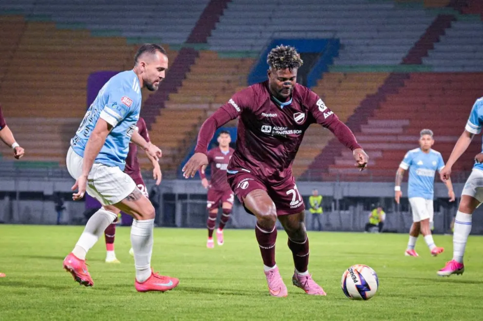 Asprilla (der.), durante el encuentro con Aurora en el valle. Foto: Club Bolívar.