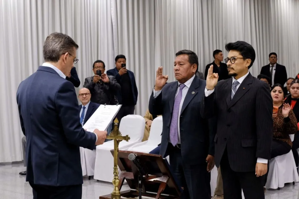 El canciller Huanca jura al cargo junto a su antecesor, Fernando Aramayo, quien asumió el ministerio de la Presidencia. Foto: Of. del Presidente 