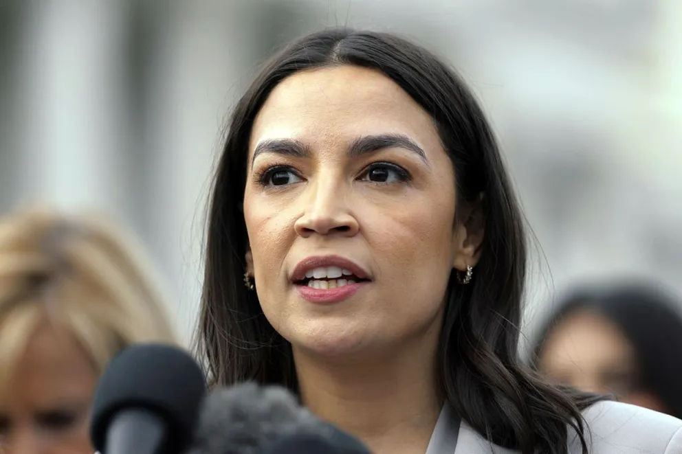 Imagen de archivo en la que se captó a la congresista demócrata Alexandria Ocasio-Cortez,, a las afueras del Capitolio, en Washington DC (EE.UU.). Foto: EFE
