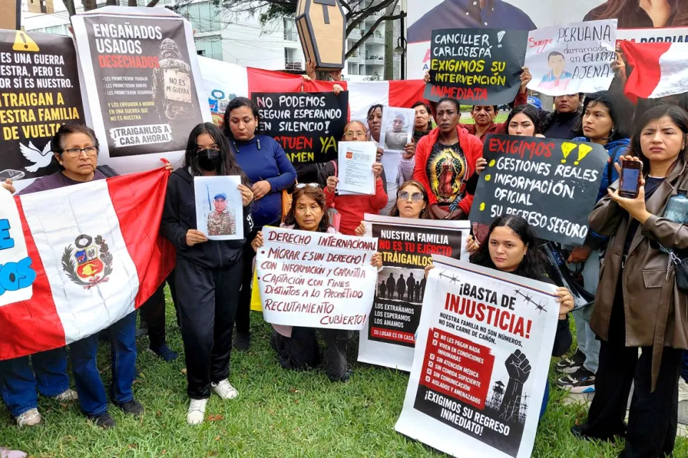 Familiares de peruanos reclutados por Rusia para luchar en la guerra contra Ucrania fueron captados frente a la Embajada de Rusia, en Lima (Perú). Foto: EFE