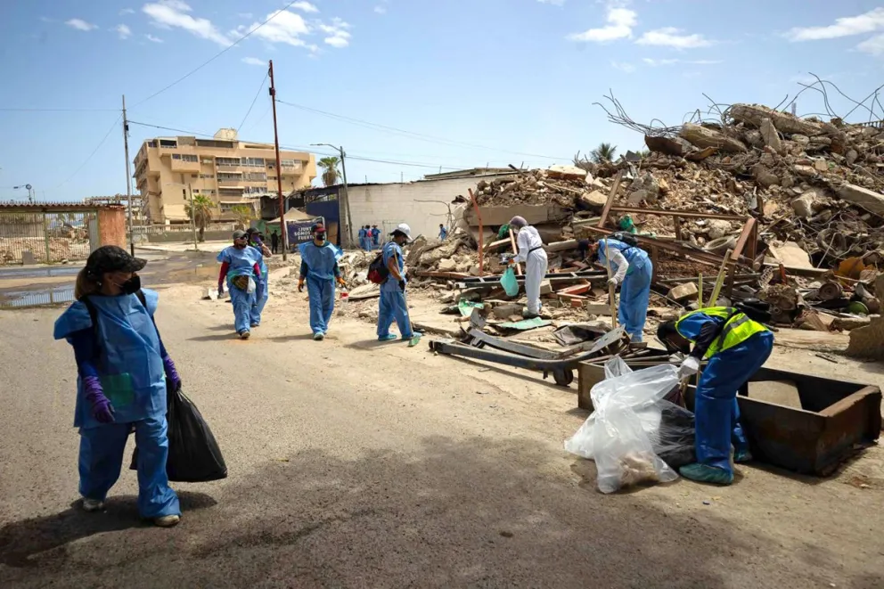 Un grupo de voluntarios fue captado durante una jornada de limpieza, en La Guaira (Venezuela). Foto: EFE