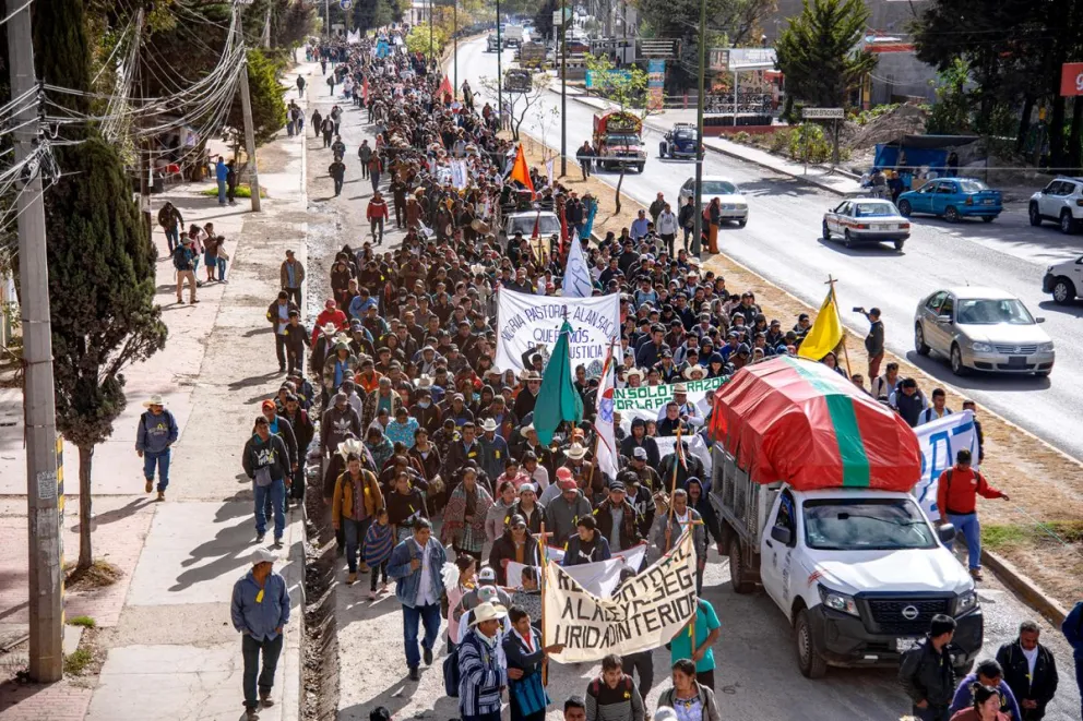 Imagen de archivo, indígenas sostienen carteles durante una marcha en San Cristobal de las Casas estado de Chiapas (México). Foto: EFE