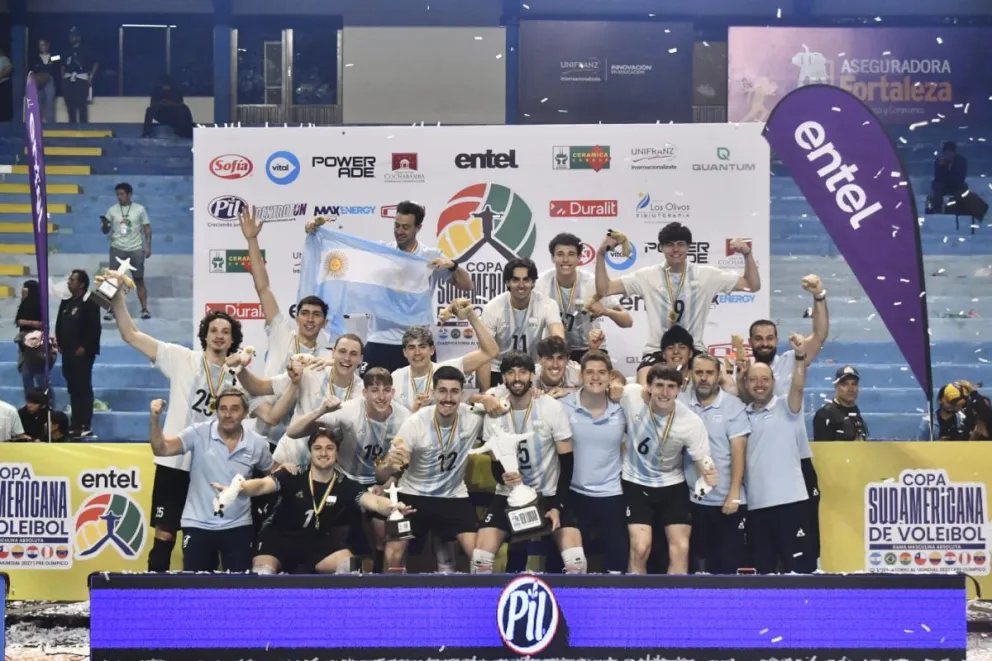 La selección de Argentina festeja con su trofeo de campeón. Foto: Copa Sudamericana.