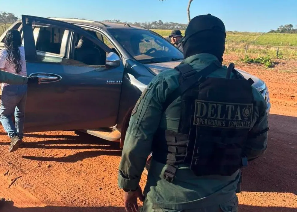El Comando Departamental de Policía Santa Cruz desplegó Dispositivos Estacionarios de Control en puntos estratégicos de la comunidad Ascensión de la Frontera, con el objetivo de fortalecer el control territorial. Foto: Policía 