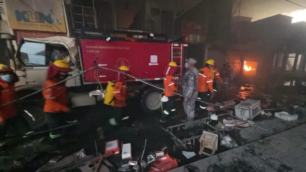 El trabajo que realizaron efectivos policiales y bomberos en la feria Barrio Lindo. Foto: Ministerio de Defensa.