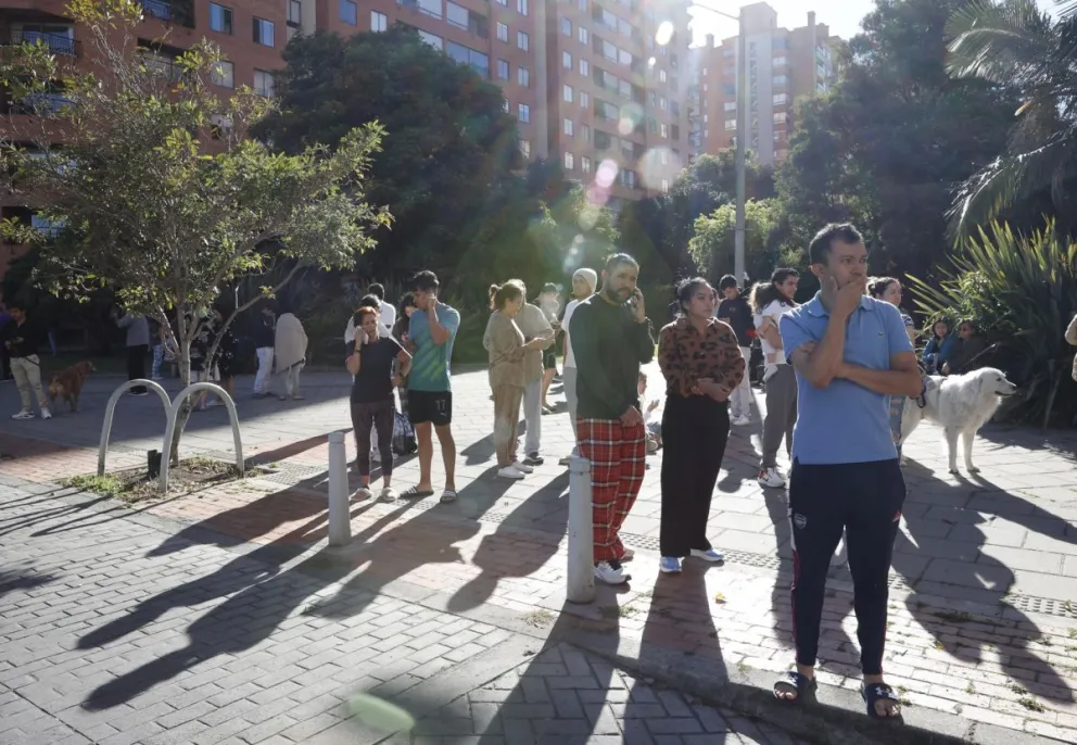 Personas evacuan edificios tras un fuerte temblor este lunes, en Bogotá (Colombia). Foto: EFE/