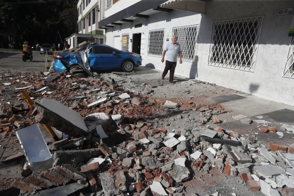 Vehículo dañado en Cali por el terremoto. Foto: EFE