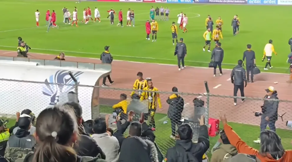 Los jugadores se retiran al vestuario y los hinchas los despiden con silbidos e insultos. Foto: Sports 360