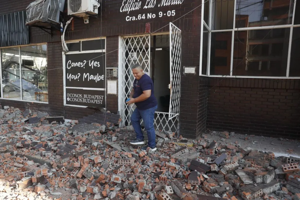 Un hombre camina sobre escombros tras un fuerte temblor este lunes, en Cali (Colombia). Foto: EFE