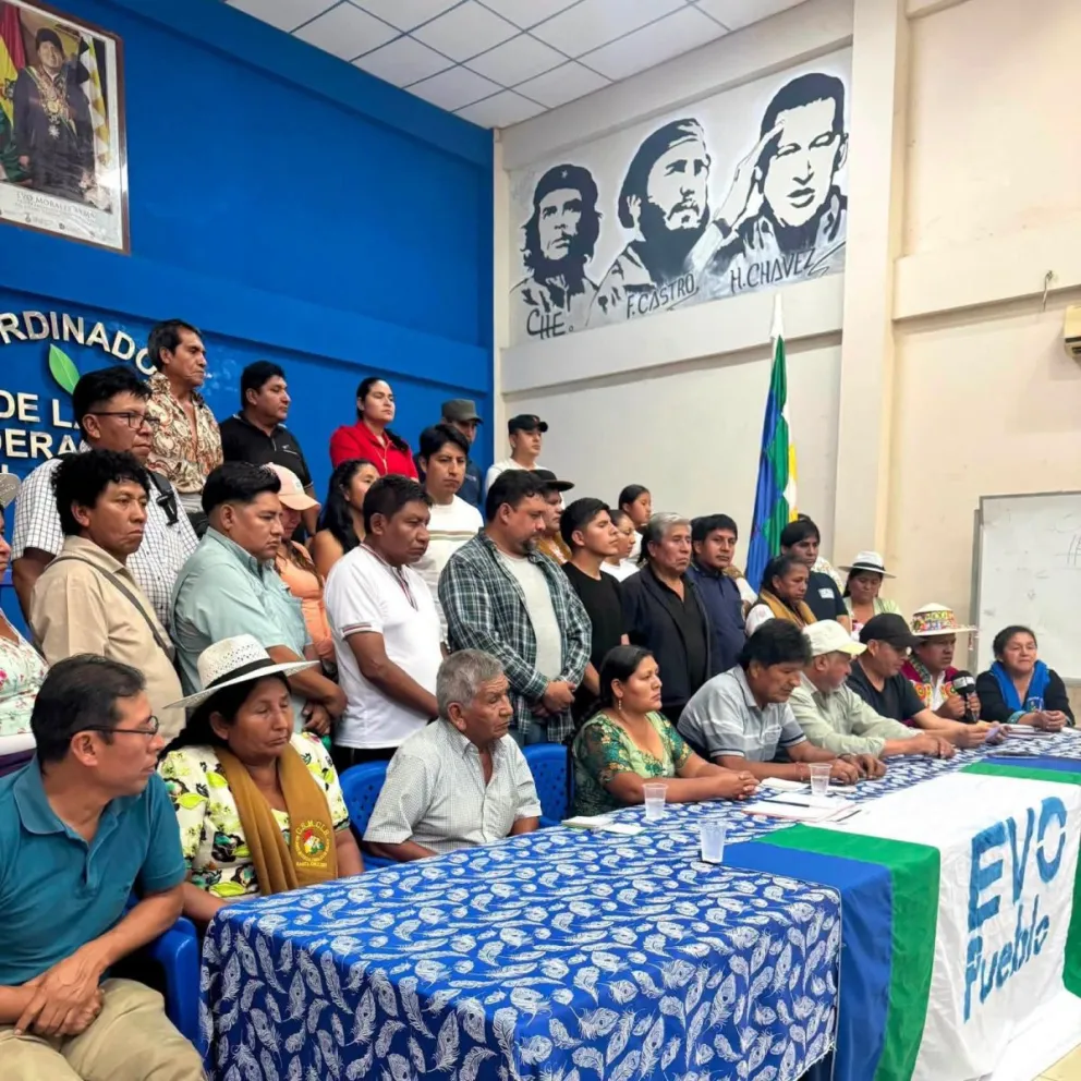Evo Morales junto a sus seguidores en una conferencia de prensa del fin de semana. Foto: RKC